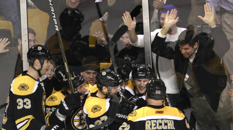 Bostonas "Bruins" pēc uzvaras vārtu gūšanas 
Foto: AP/Scanpix