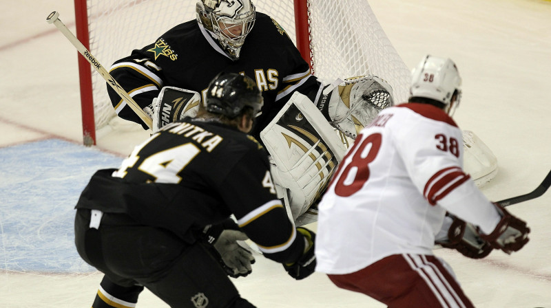 Kari Lehtonena vārtos šoreiz lidoja trīs ripas 
Foto: AFP/Scanpix