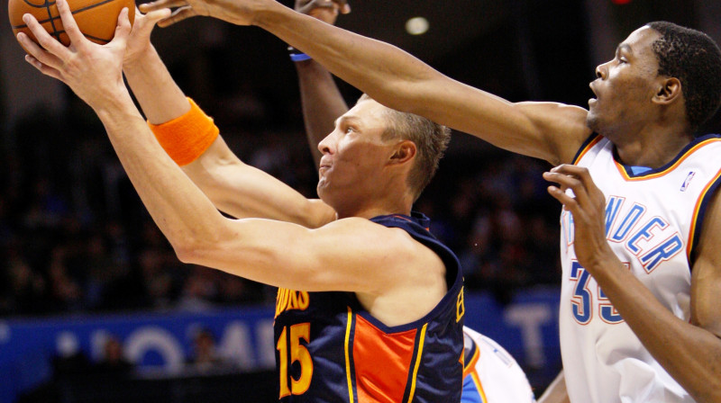 Andris Biedriņš un ''Thunder'' līderis Kevins Durants
Foto: AP/Scanpix