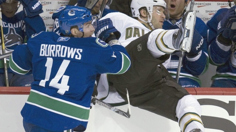 Kārlis Skrastiņš cīņā ar "Canucks" komandu. Foto: AP/Scanpix