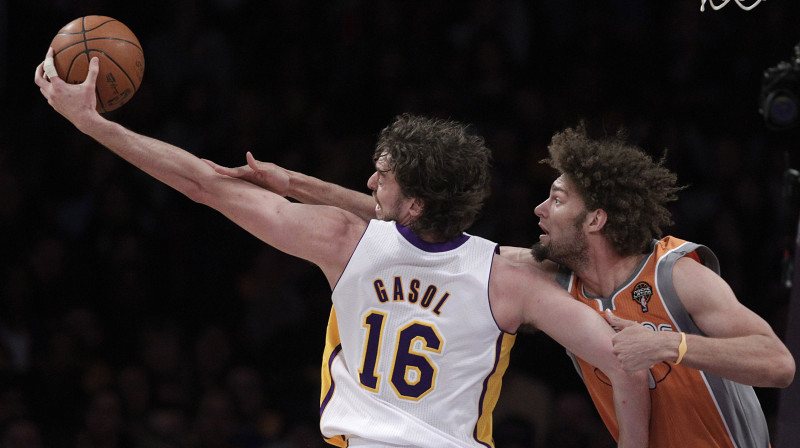 Pau Gazols pret Robinu Lopezu 
Foto: AP/Scanpix