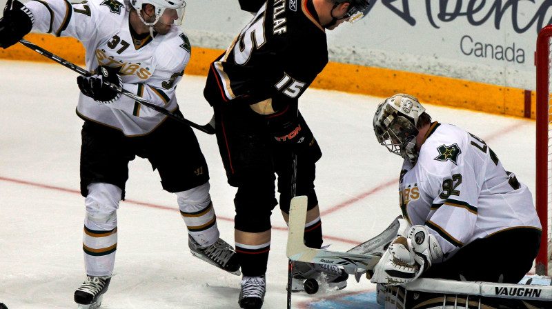 Kārlis Skrastiņš cīņā ar Raienu Geclafu. Foto: AP.Scanpix.