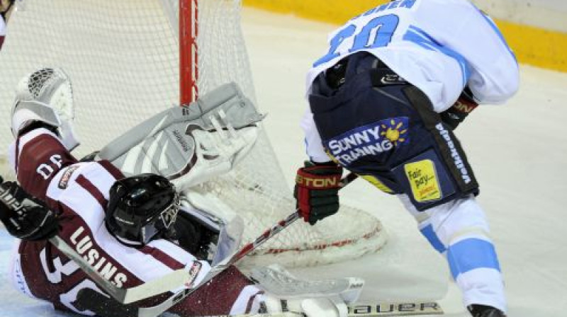 Edgars Lūsiņš šajā situācijā glāba, tomēr viņa vārtos pabija piecas ripas
Foto: Romāns Kokšarovs, Sporta Avīze, f64