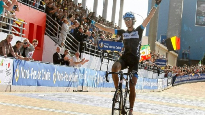 Johans Van Sumerenss ("Garmin-Cervelo") kā pirmais sasniedz finiša līniju Rubē velodromā
Foto: AP/ Scanpix
