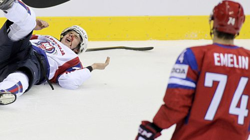 Aleksejs Jemeļins noskatās uz guļošo Žigu Jegliču
Foto: Reuters/Scanpix