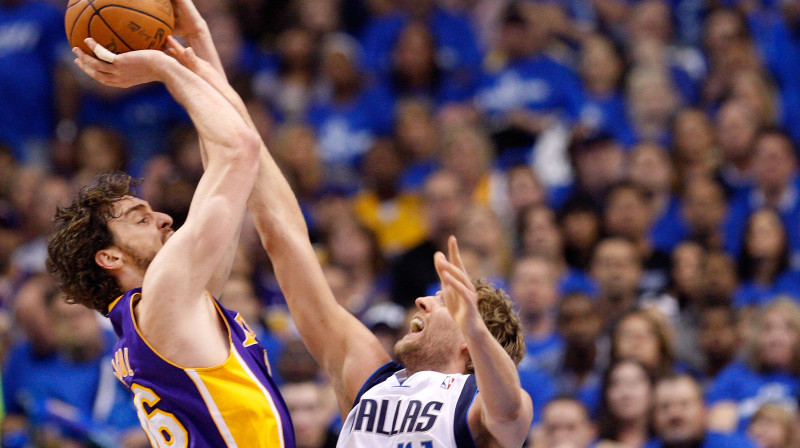 Dirks Novickis apturēja Pau Gazolu un "Lakers" arī trešajā spēlē 
Foto: AFP/Scanpix