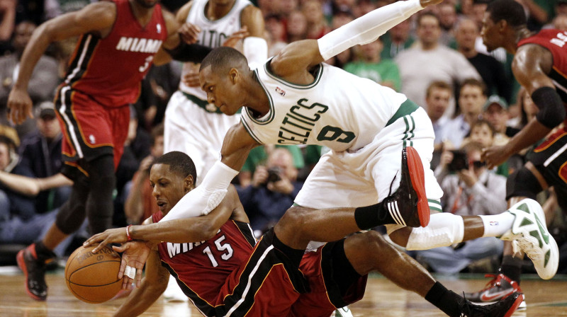 Redžons Rondo demonstrēja teicamu sniegumu, arī spēlējot tikai ar vienu roku 
Foto: AP/Scanpix