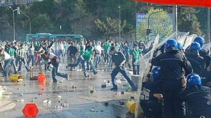 ''Bursaspor'' fanu masu nekārtības pirms mača ar ''Besiktas''
Foto: hurriyet.com.tr