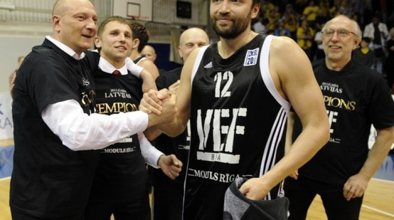 Ramūns Butauts un Kristaps Janičenoks arī jaunajā sezonā būs vienā komandā. 

Foto: Romāns Kokšarovs, Sporta Avīze, f64