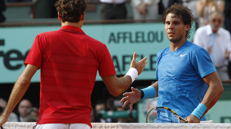 Rodžers Federers sveic Rafaelu Nadalu ar vēsturisko panākumu 
Foto: AFP/Scanpix