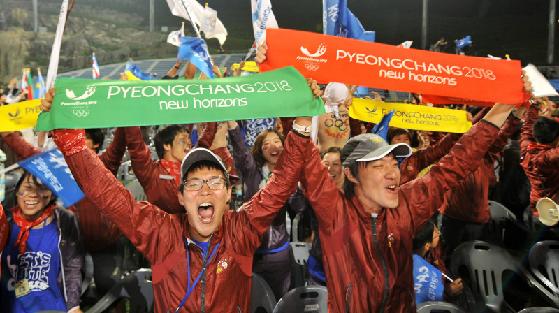 Dienvidkorejieši līksmo - 2018. gada olimpiskās 
spēles notiks viņu valstī. Foto: AFP/Scanpix