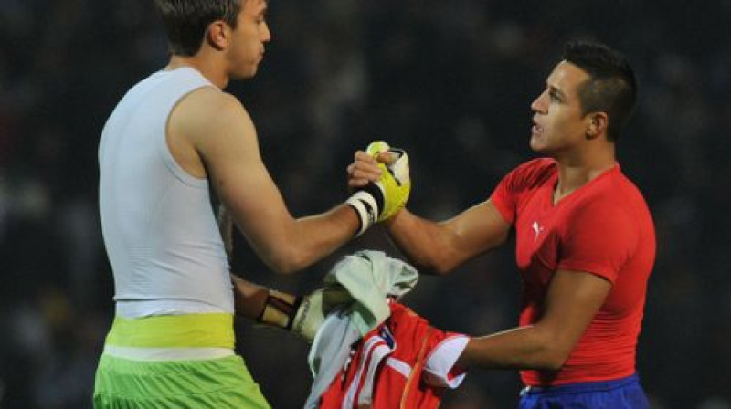 Fernando Muslera un Aleksis Sančess
Foto: AFP/Scanpix