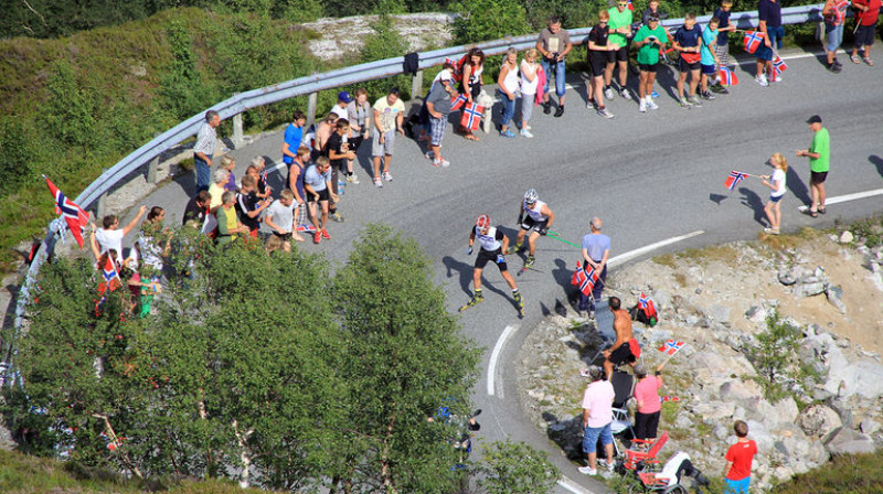 Sacensību līderi - Gaijārs un Sundbī - grūtajā kāpumā saņem līdzjutēju atbalstu līdzīgi kā "Tour de France". Foto no www.gjesdal-ski.no
