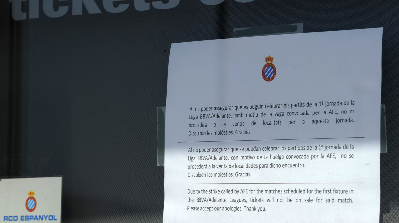 Paziņojums pie "Espanyol" stadiona par to, ka biļetes netiek pārdotas, jo streika dēļ atcelti mači 
Foto: AFP/Scanpix