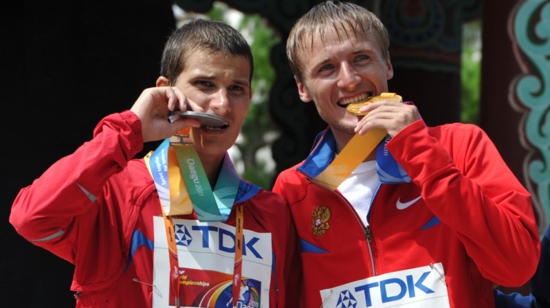 Vladimirs Kanajkins un čempions Valērijs Borčins 
Foto: AFP/Scanpix