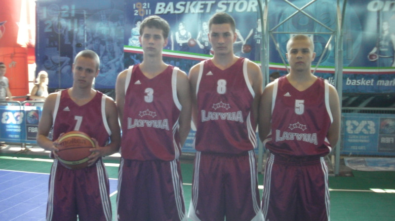 Latvijas komanda 3pret3 pasaules basketbola U18 čempionātā Rimini. No kreisās: Uvis Stroganovs, Česlavs Mateikovičs, Rihards Adiņš, Oskars Liepiņš.
Foto: Māris Jučmanis