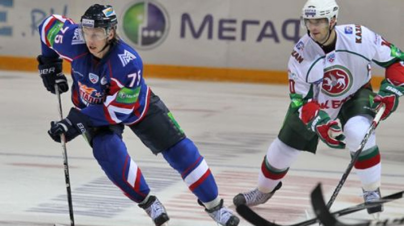 Lauris Dārziņš (no labās) guva vārtus arī pret Magņitogorskas ''Metallurg''
Foto: metallurg.ru