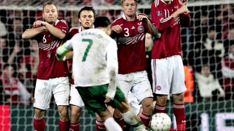 Ar Krištianu Ronaldu realizēto soda sitienu bija par maz - Portugālei būs jāspēlē "play-off"
Foto: AP/Scanpix