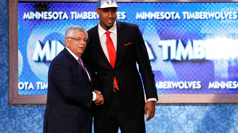 Deriks Viljamss drafta ceremonijas laikā sarokojas ar NBA komisāru Deividu Sternu 
Foto: AFP/Scanpix