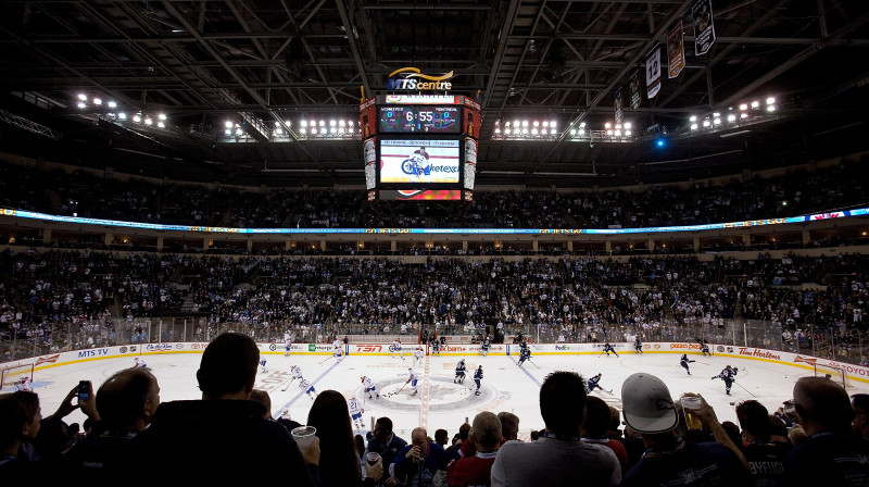 Hokeja līdzjutēji Vinipegā ir laimīgi - NHL tur atgriezies pēc 15 gadu pārtraukuma 
Foto: AFP/Scanpix