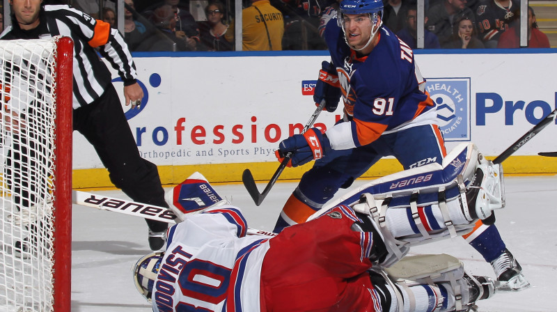 Džons Tavaress mēģina pārspēt Henriku Lundkvistu
Foto: AFP/Scanpix