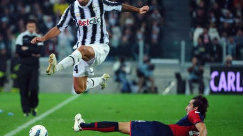 Juventus - Genoa spēles epizode. M.Vučiničs cīņā ar E.Moretti.
Foto: AFP/Scanpix