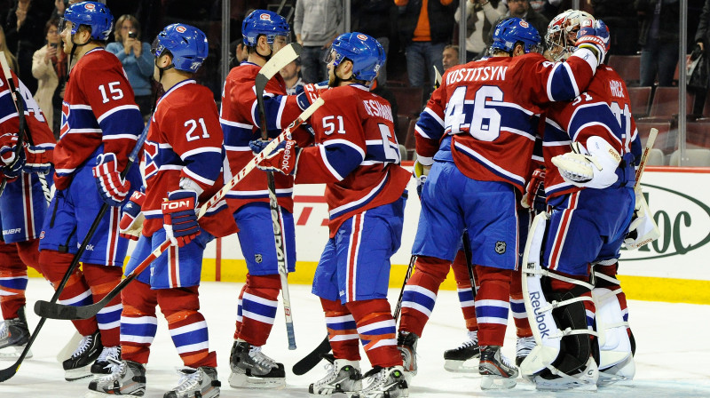 "Canadiens" spēlētāji sveic vārtsargu Kariju Praisu
 ar 100. uzvaru. Foto: AFP/Scanpix