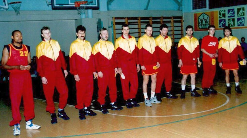 BK "Ventspils" pagājušā gadsimta 90.gadu vidū leģendārajā 6. vidusskolas sporta zālē. 
Foto: BK "Ventspils" arhīvs