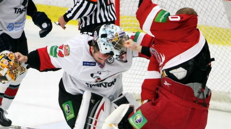 Vārtsargu cīņa Čehovā
Foto: khl.ru