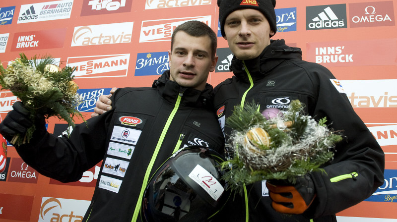 Tomass un Martins Dukuri Īglsā uz goda pjedestāla. 
Foto: AP/Scanpix