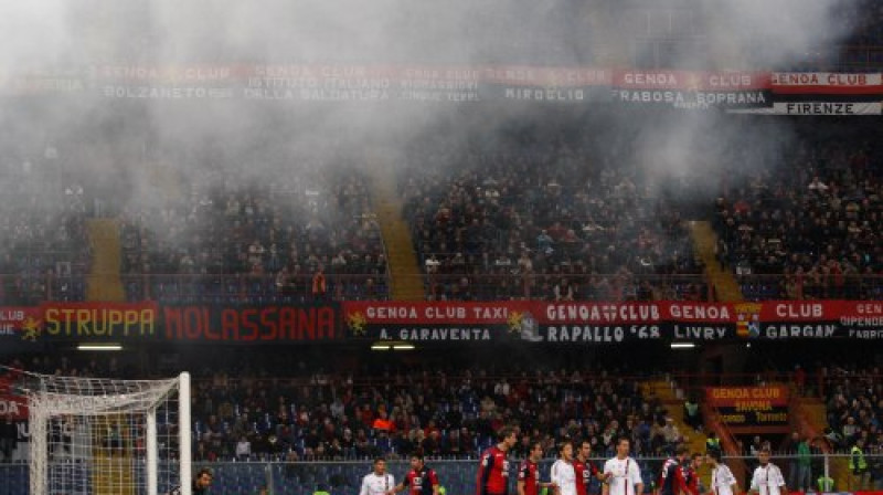 Asaru gāzes nonākšana Luidži Ferrari stadionā jūtami ietekmēja gan fanus, gan futbolistus
Foto: AP Photo/Scanpix