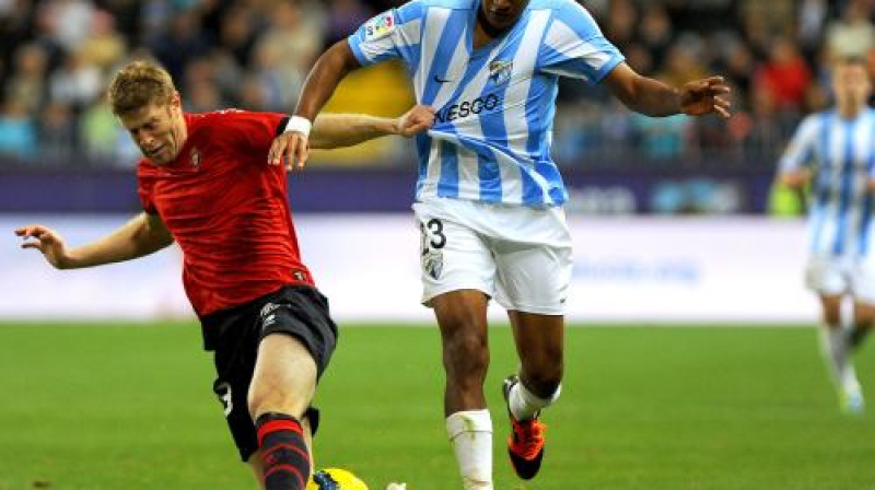 Serhio Fernandess ("Osasuna") cīņā ar Salomonu Randonu ("Malaga")
Foto: AFP/Scanpix