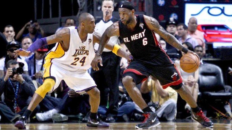 Kobe Braients aizsardzībā pret Lebronu Džeimsu
Foto: Derick E. Hingle/US Presswire