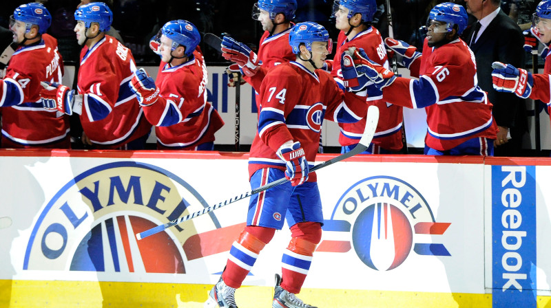 Aleksejs Jemeļins saņem komandas biedru apsveikumus par pirmajiem vārtiem NHL 
Foto: AFP/Scanpix