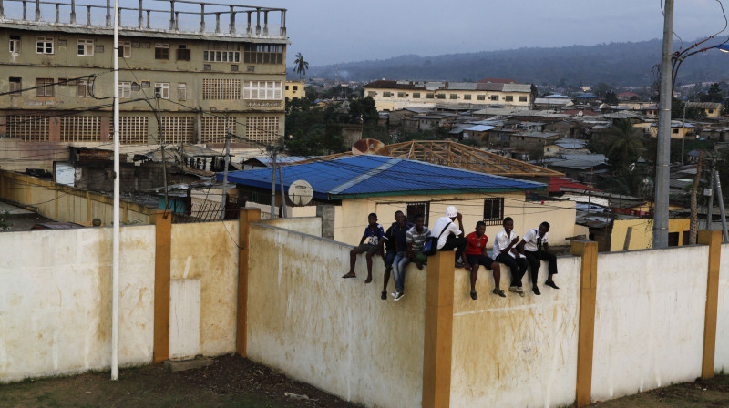 Tie, kuri nevar tikt stadionā, Gabonas mačus gatavi vērot no kalniem 
Foto: AP/Scanpix