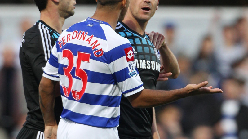 QPR spēlētājs Antons Ferdinands un "Chelsea" aizsargs Džons Terijs liktenīgajā vārdu pārmaiņas mirklī 
Foto: AP/Scanpix