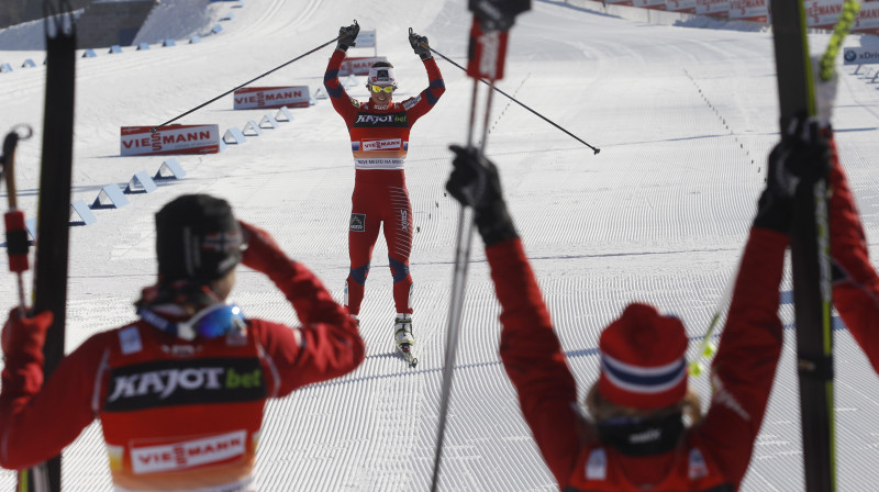 Marita Bjergena stafetes finišā, atnesot Norvēģijai uzvaru 
Foto: AP/Scanpix