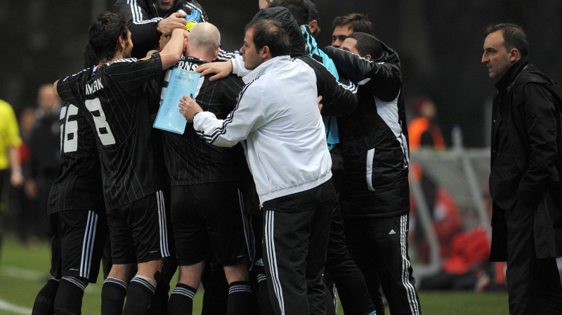 Tomašs Sivoks ar komandas biedriem atzīmē "Besiktas" pirmo vārtu guvumu 
Foto: AP/Scanpix