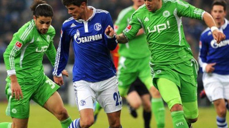 Klāss Jans Huntelārs "Wolfsburg" futbolistu ielenkumā
Foto: AFP/Scanpix