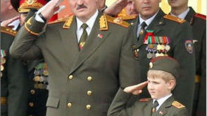 Aleksandrs Lukašenko ar dēlu Nikolaju 2011. gada 3. jūlijā
Foto: AFP/Scanpix