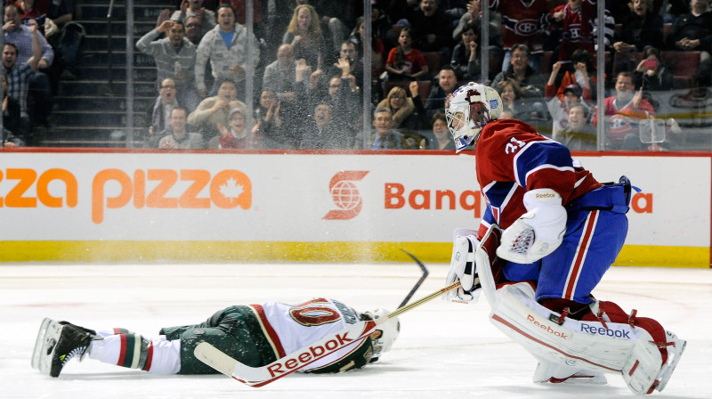 Devins Setoguči atviegloja darbiņu "Canadiens" vārtsargam Kerijam Praisam 
Foto: AFP/Scanpix