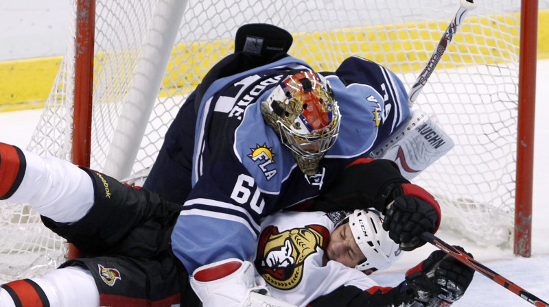 "Panthers" vārtsargs Teodors noliek uz lāpstiņām "Senators" centru Zenonu Konopku 
Foto: AP/Scanpix