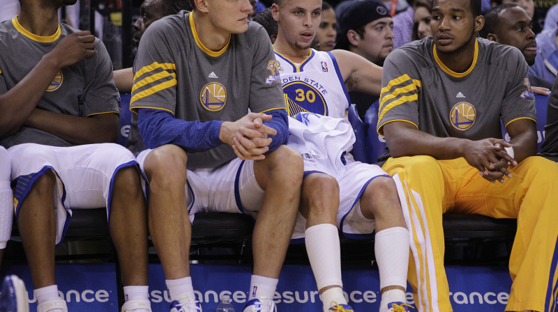 Andris Biedriņš un Stefans Karijs (vidū) 
Foto: AP/Scanpix