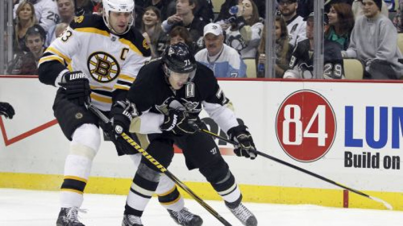 Jevgeņiju Malkinu nespēja apturēt arī "Bruins" kapteinis Zdeno Hāra
Foto: AFP/Scanpix