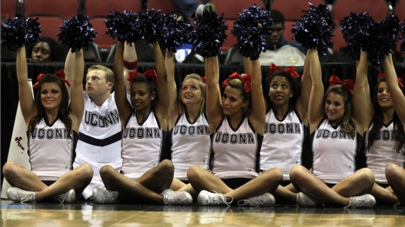 "UConn Huskies" karsējmeitenes un karsējpuisis NCAA čempionāta pirmās kārtas spēlē 15. martā Luivilā
Foto: AFP/Scanpix