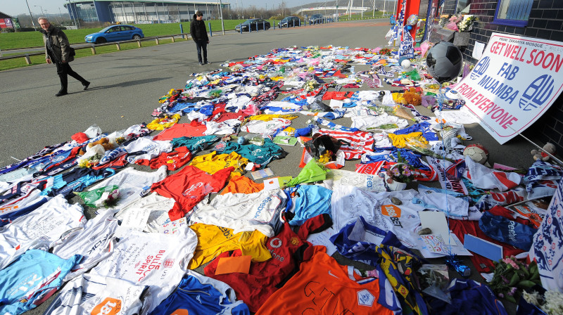 Pie Boltonas stadiona izveidotais Fabrisa Muambas atbalsta stūrītis. Līdzīgi ir pie katra stadiona Anglijā. 
Foto: AFP/Scanpix