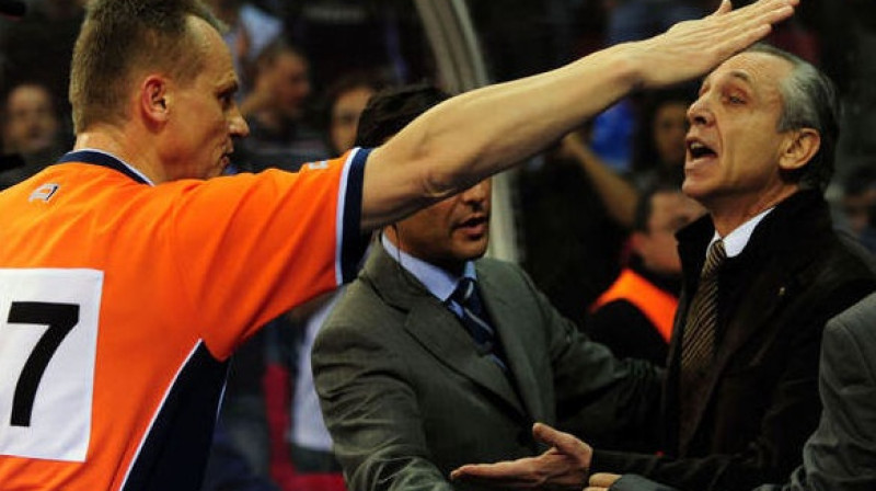 Romualds Brazausks un "Montepaschi Siena" prezidents Ferdinando Minuči Eirolīgas spēlē Stambulā starp Sjēnas un "Efes Pilsen" vienībām 2010. gada 3. februārī
Foto: AFP/Scanpix