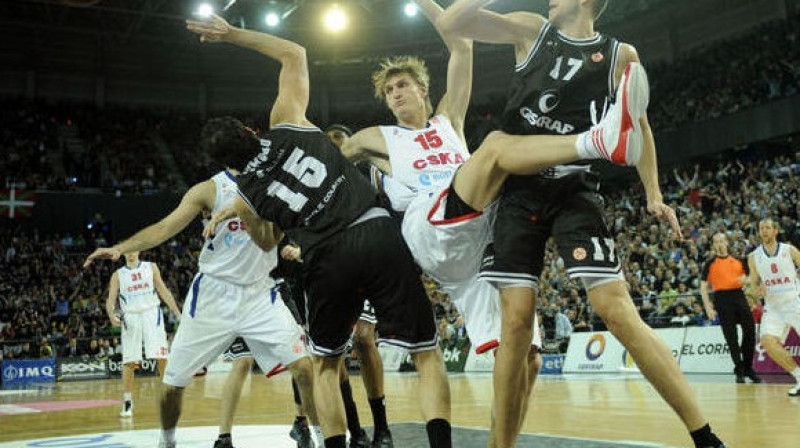 Bilbao uzbrucēji Alekss Mumbru un Aksels Ervelle cīņā pret Andreju Kiriļenko
Foto: AFP/Scanpix