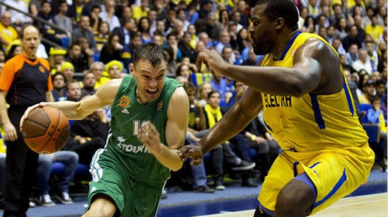 "Panathinaikos" aizsargs Šarūns Jasikēvičs cīņā pret "Maccabi" centra spēlētāju Sofoklu Šortsaniti
Foto: AFP/Scanpix