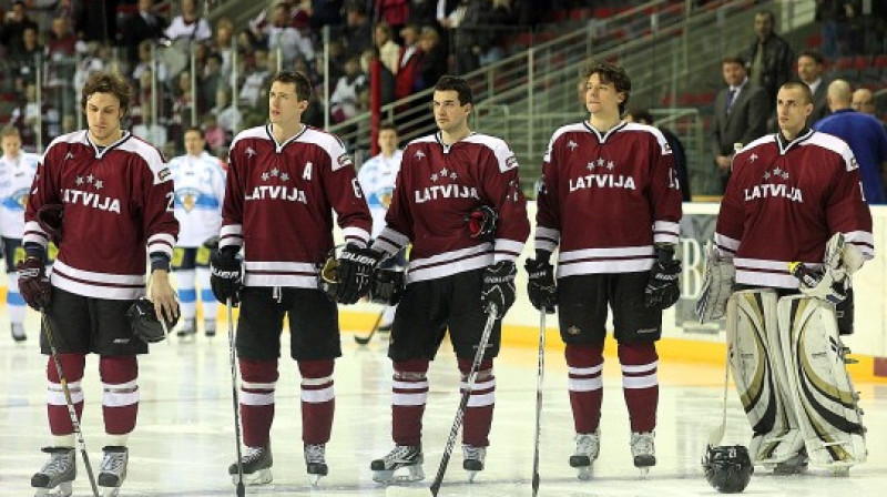 Latvijas izlases kandidāti pirms kaujas pret Somijas izlasi 2011. gada aprīlī. foto avots: lhf.lv